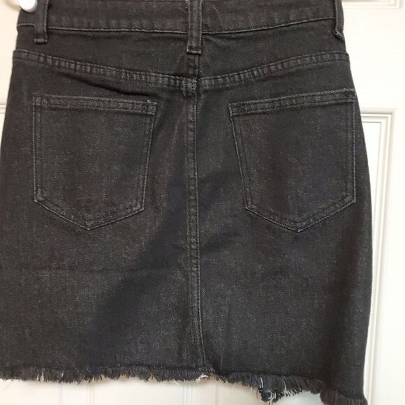 Just Quella Black Frayed Hem Denim Mini Skirt NWT Size 4 - Picture 3 of 7
